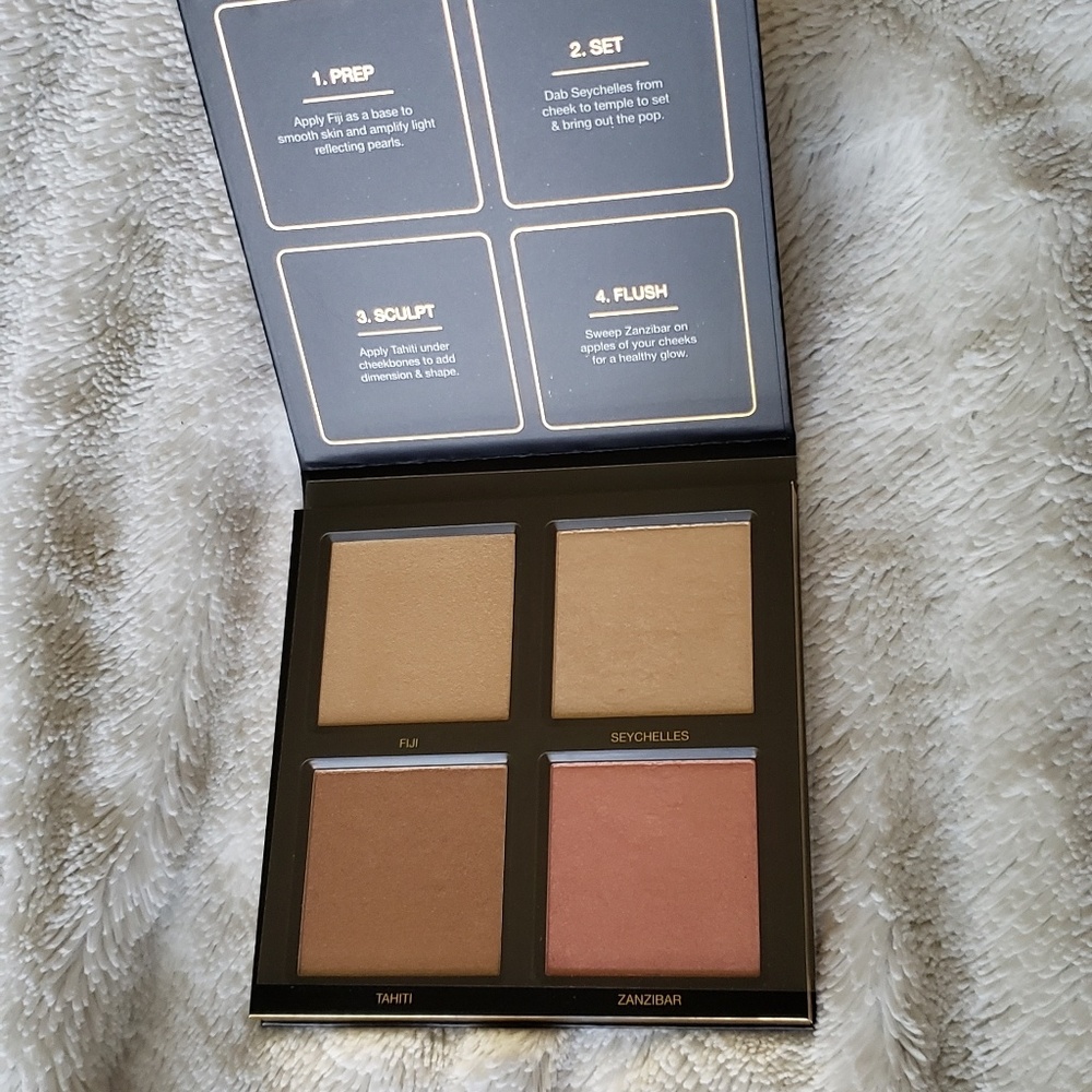 🆕️HUDA BEAUTY  3D Highlighter Palette